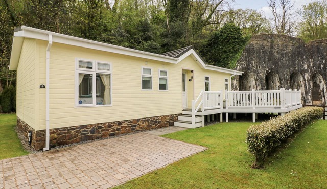 SEACROFT, pet friendly, character holiday cottage in Kilgetty