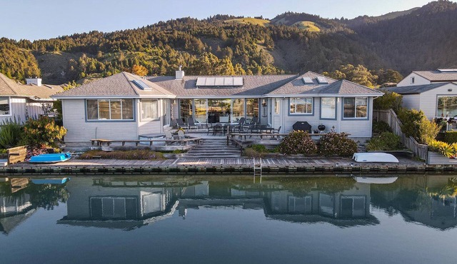 Seadrift Lagoon Retreat w/Hot Tub & Deck