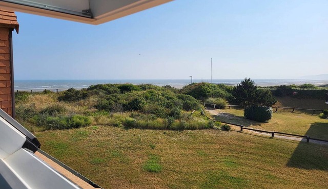 Seafront duplex with balcony in Merville-Franceville-Plage
