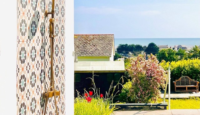 Seafacing Welsh cottage near the beach with stunning views accommodating 8.