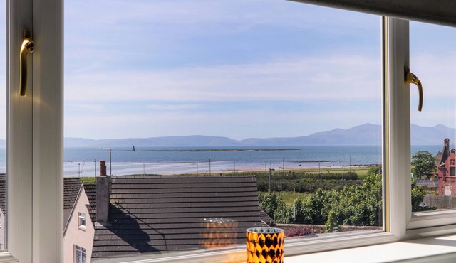 SEAFIELD COURT, pet friendly, country holiday cottage in Ardrossan