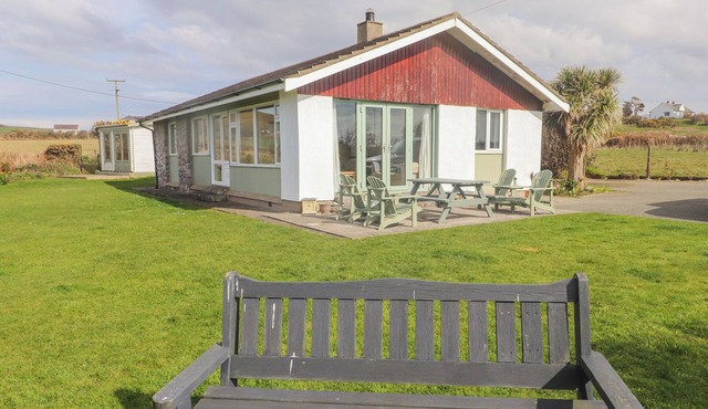 SEAFIELD, pet friendly, country holiday cottage in Cemaes Bay