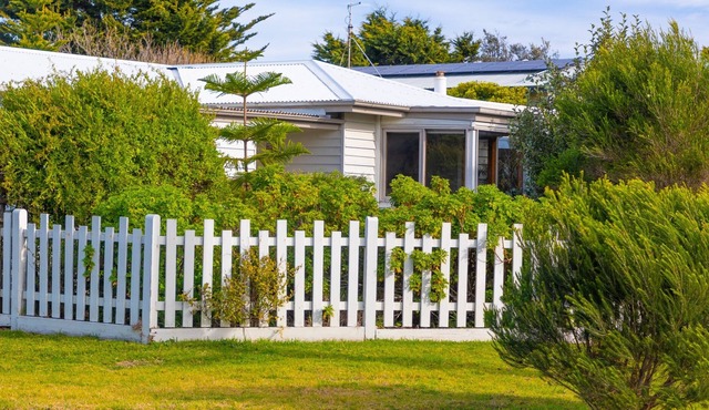 SeaFoam Cottage Phillip Island - 140 metres to beach, pets, wifi