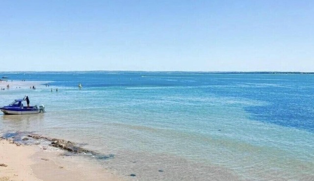 Seaford - Seabreeze; Beautiful Beachfront, 2-Bedroom Apartment - WiFi, Netflix.