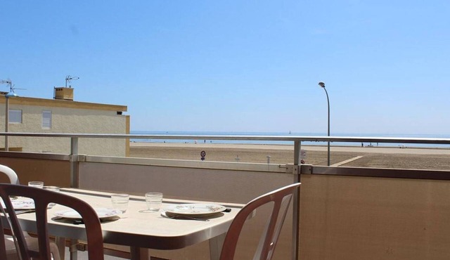 Seafront 1BR Apartment with Balcony, Parking - Sleeps 4