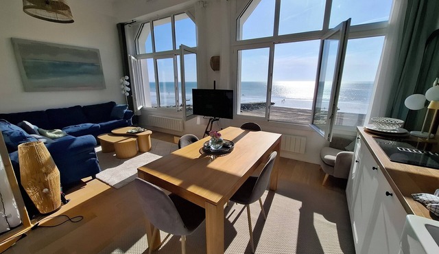 SEAFRONT 3* LISTED APARTMENT BRIGHT ELEGANT & COMFORTABLE WELL-EQUIPPED