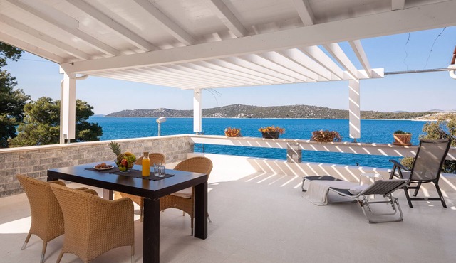 Seafront 6-bedroom Villa w/heated Infinity Pool