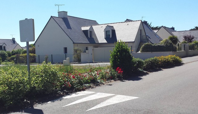 seafront: 67 m2, enclosed garden, 3 keys label (Clévacances), pets allowed,