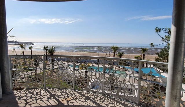 Seafront Apartment, Direct Beach Access, Balcony, Pool, Jacuzzi, Parking, Sleeps 6