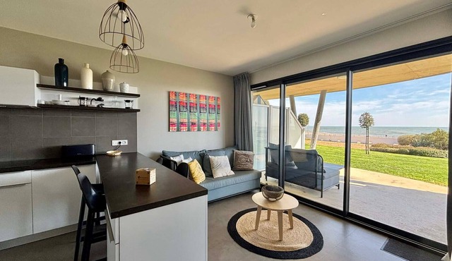 Seafront apartment, 2 bedrooms, pool, parking, pets allowed