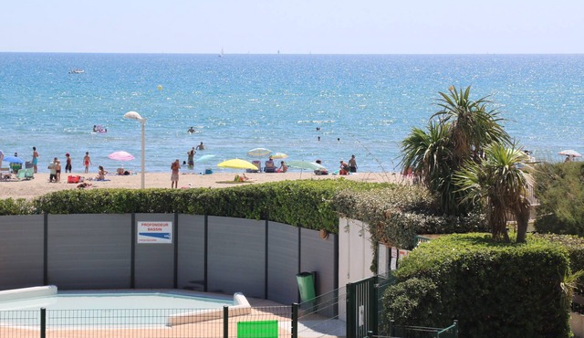 Seafront apartment, air-conditioned, walk-through, private pool, parking