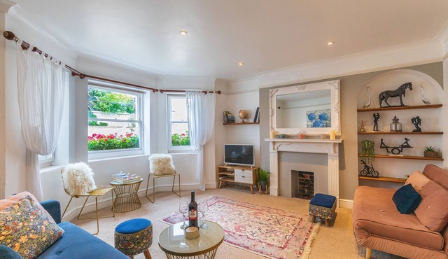 Seafront Apartment Private Garden & Free Parking