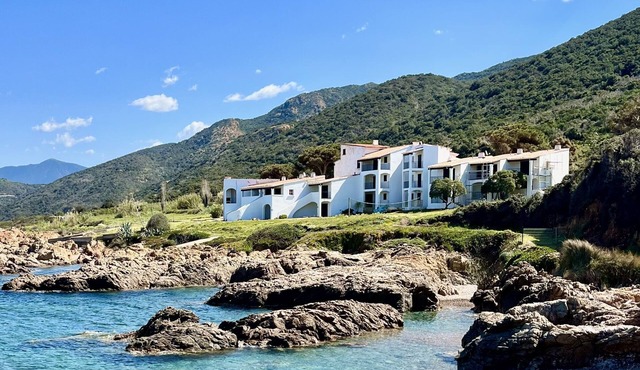 Seafront apartment for 4 people in the heart of nature