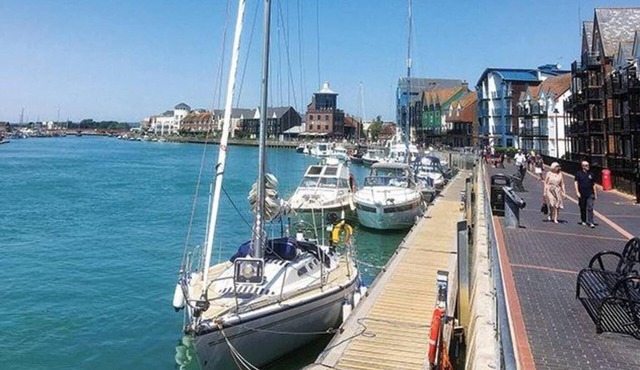 Seafront Apartment Private Garden & Free Parking