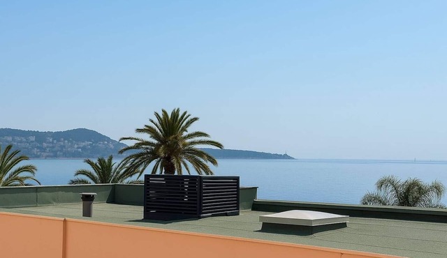 Seafront apartment on the Promenade des Anglais