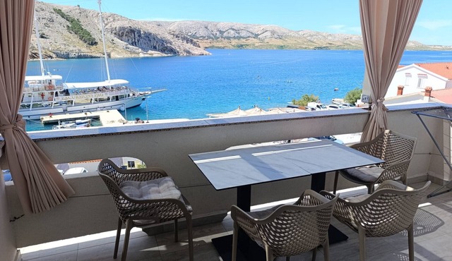 Seafront apartment Valla 5