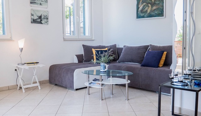 Seafront apartment w. free parking (Andro)