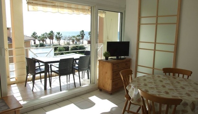 Seafront apartment with swimming pool and private parking