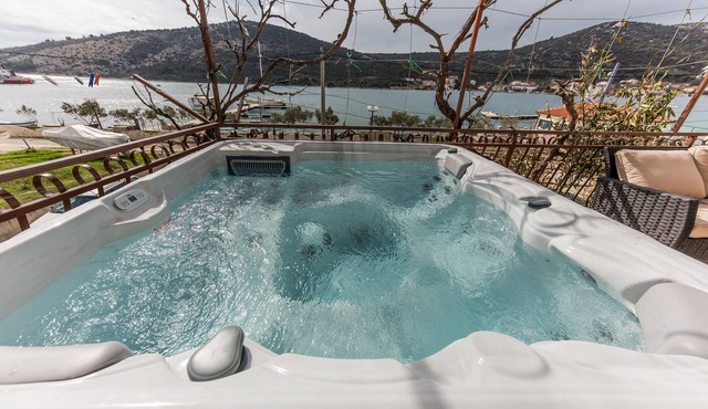 Seafront app with outdoor jacuzzi, 10 m from sea