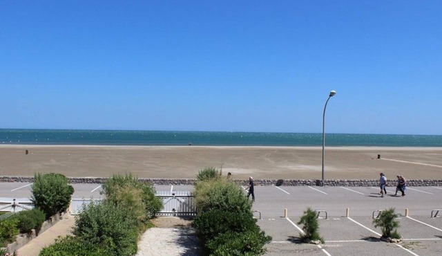 Seafront apt, 1 bedroom, balcony, washing machine, 5 pax