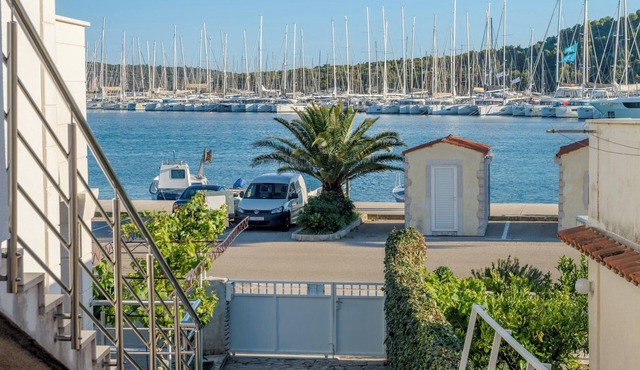 Seafront apt with balcony, sea view and mooring