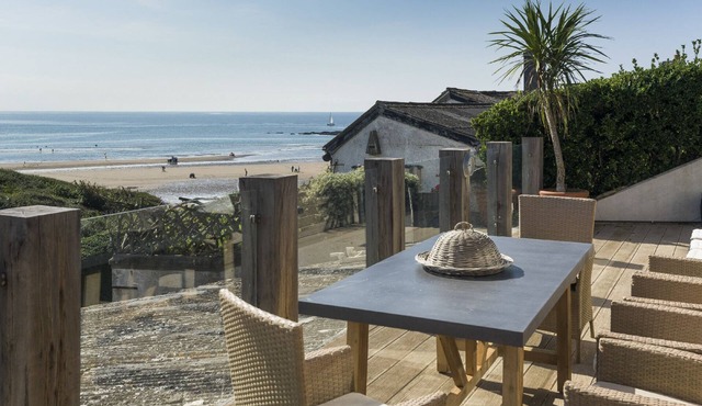 Seafront Beach House with Panoramic Views