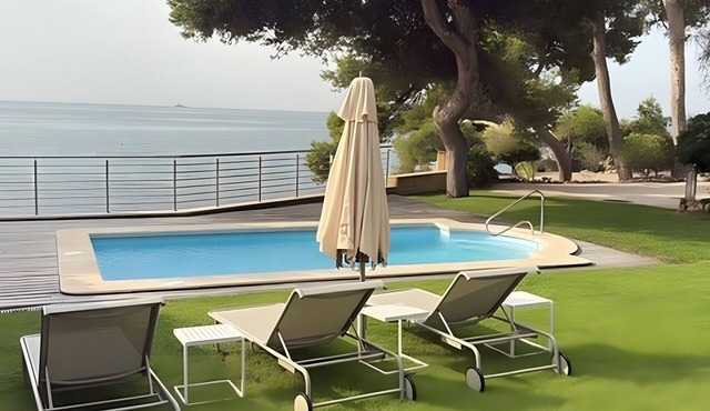 Seafront Chalet with Pool, Outdoor Kitchen, Spacious Garden and Stunning Views