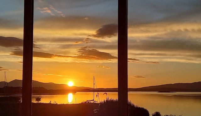 Seafront cottage with stunning panoramic sea views. Easy access to Oban.