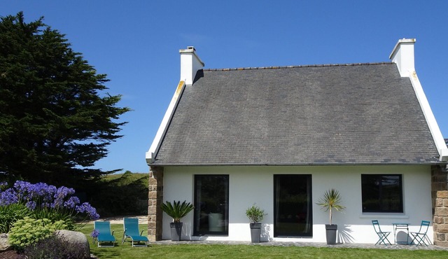 SEAFRONT, DIRECT ACCESS TO SANDY BEACH