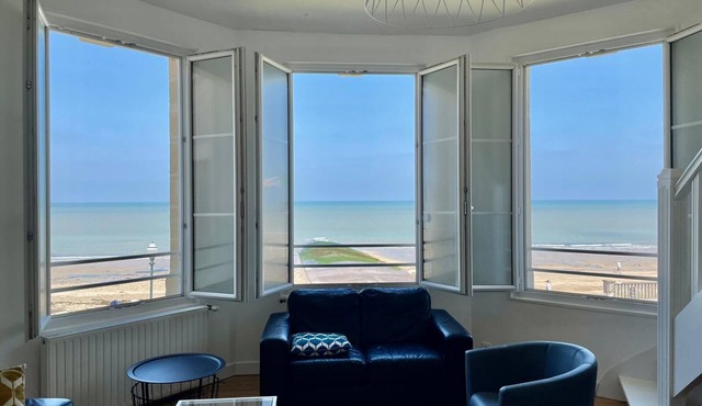 Seafront duplex, renovated 2018, private park