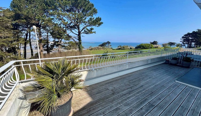 Seafront flat with indoor pool with stunning views