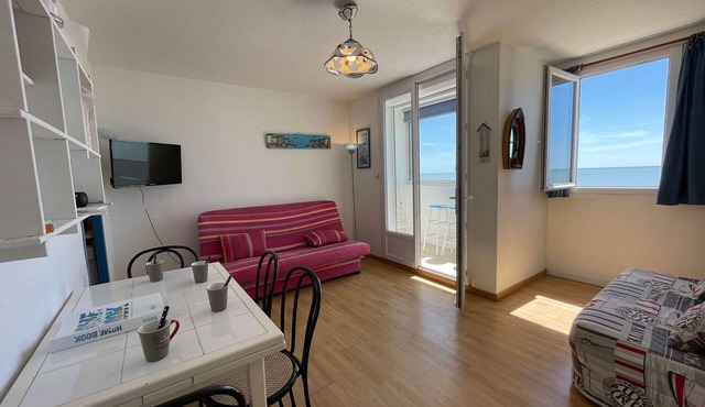 Seafront Studio with Stunning Ocean Views – Sleeps 4, Non-Smoking, End of Stay Cleaning Included