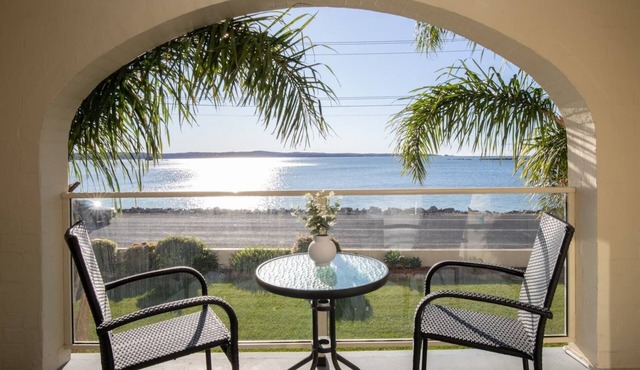 Seafront Getaway Studio, Great Location with Pool