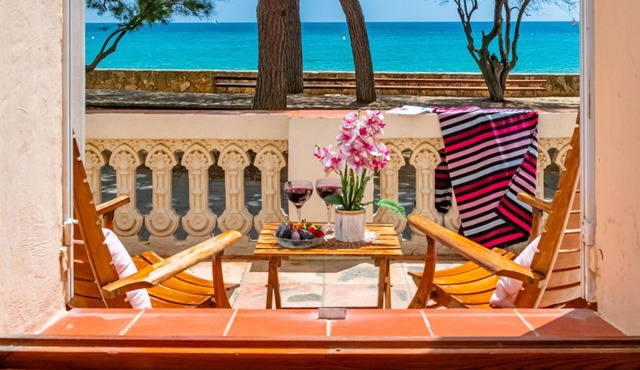Seafront House in La Fosca: Terraces, WIFI, 5 Bedrooms, Direct Beach Access
