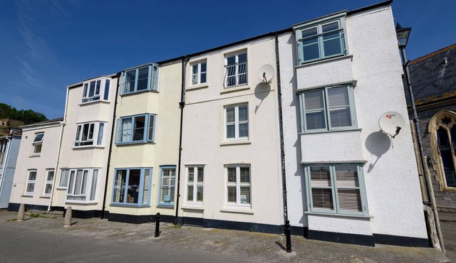 Seafront House Overlooking Looe Beach. Pet friendly and Reserved Parking Space 1 minute walk!