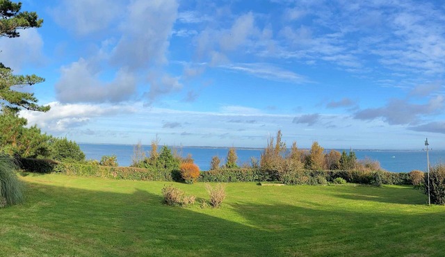 Seafront house with garden in Groix