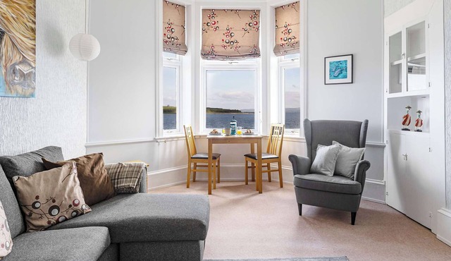 Seafront Kilchattan Bay Apartment, Sea Views