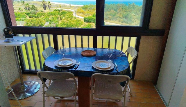 Seafront location for this one-bedroom flat in a residence with communal swimming pool -4TRO94
