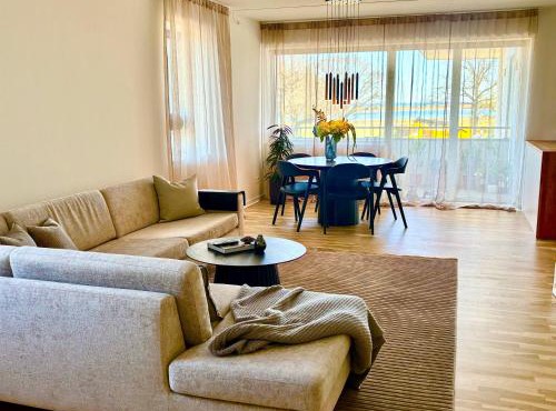 Seafront Lux Apt, Central, Beach, Direct Airport Metro