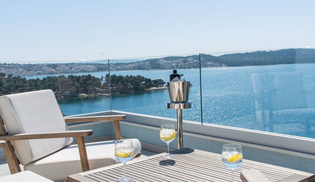 Seafront Luxury Apartments Fun