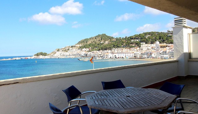 Seafront Penthouse for 6 with Terrace and Shared Pool