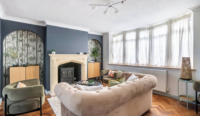 Seafront Retreat: Opulent 4BR Haven for Big Groups