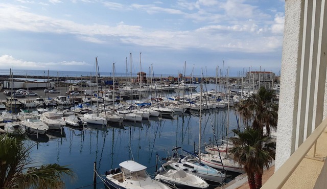 Seafront studio, air-conditioned, private parking, internet.