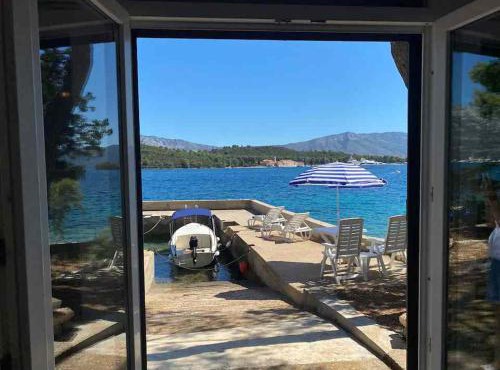 Seafront Studio Apartment "Villa Laura"