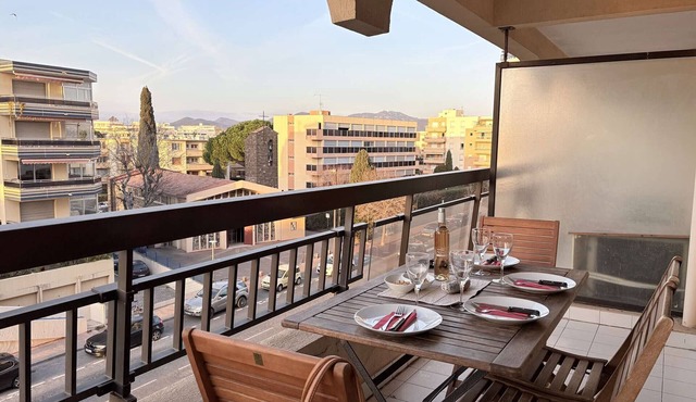 Seafront Studio Cabin, Sleeps 4, Terrace, 3rd Flr, 200m to Port Fréjus, Cleaning Included