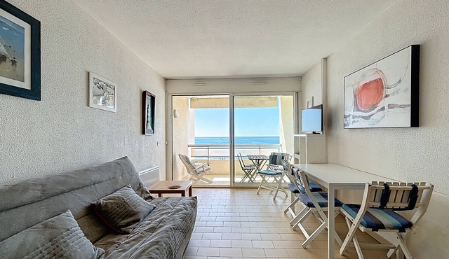 Seafront studio cabin with parking and pets allowed