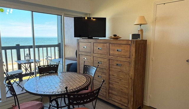 Seafront studio with balcony and stunning view, direct beach access