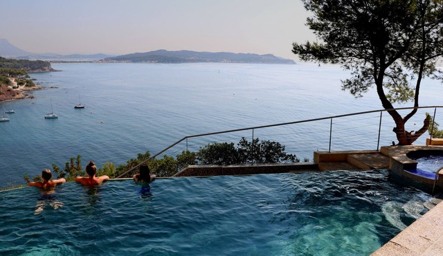 Seafront - Sumptuous, very quiet, swimming pool, hot tub, private sea access