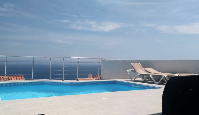 Seafront villa private piscIne, clim. terrace