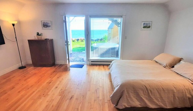 Seafront, year-round hot tub, 1-bedroom Studio